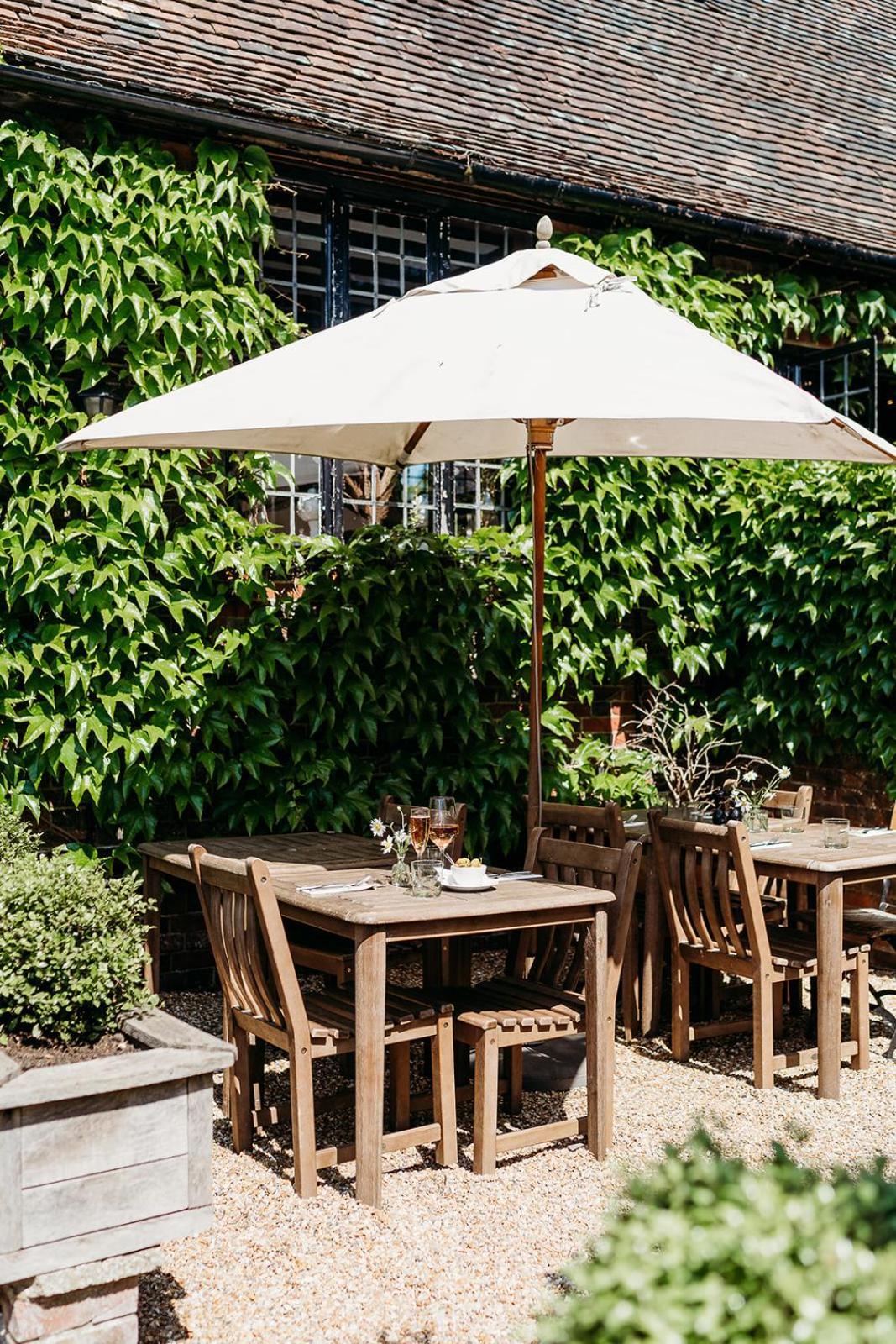 The Crown Inn Chiddingfold Exterior foto
